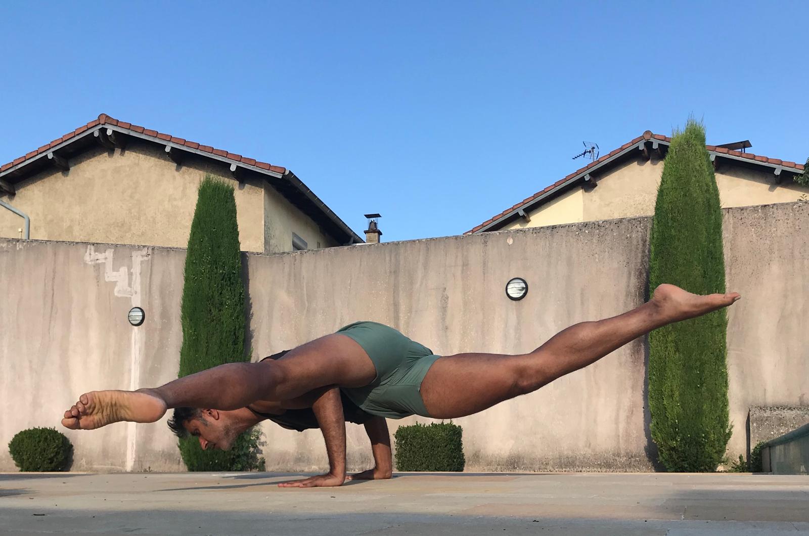 Équilibre sur les mains, jambes ouvertes