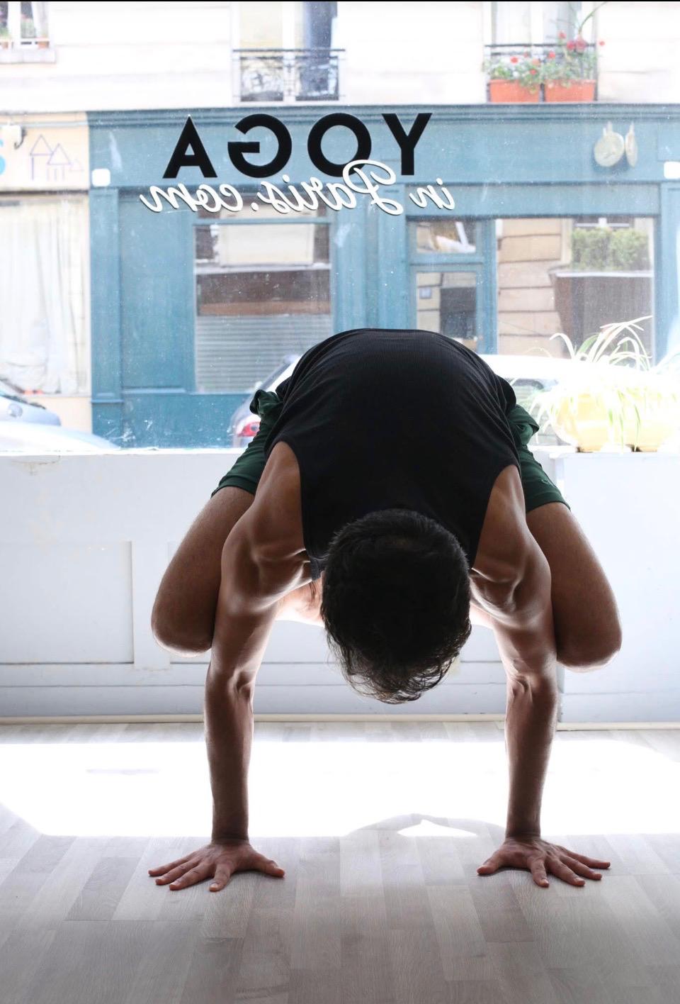 Posture du corbeau au studio Yoga in Paris
